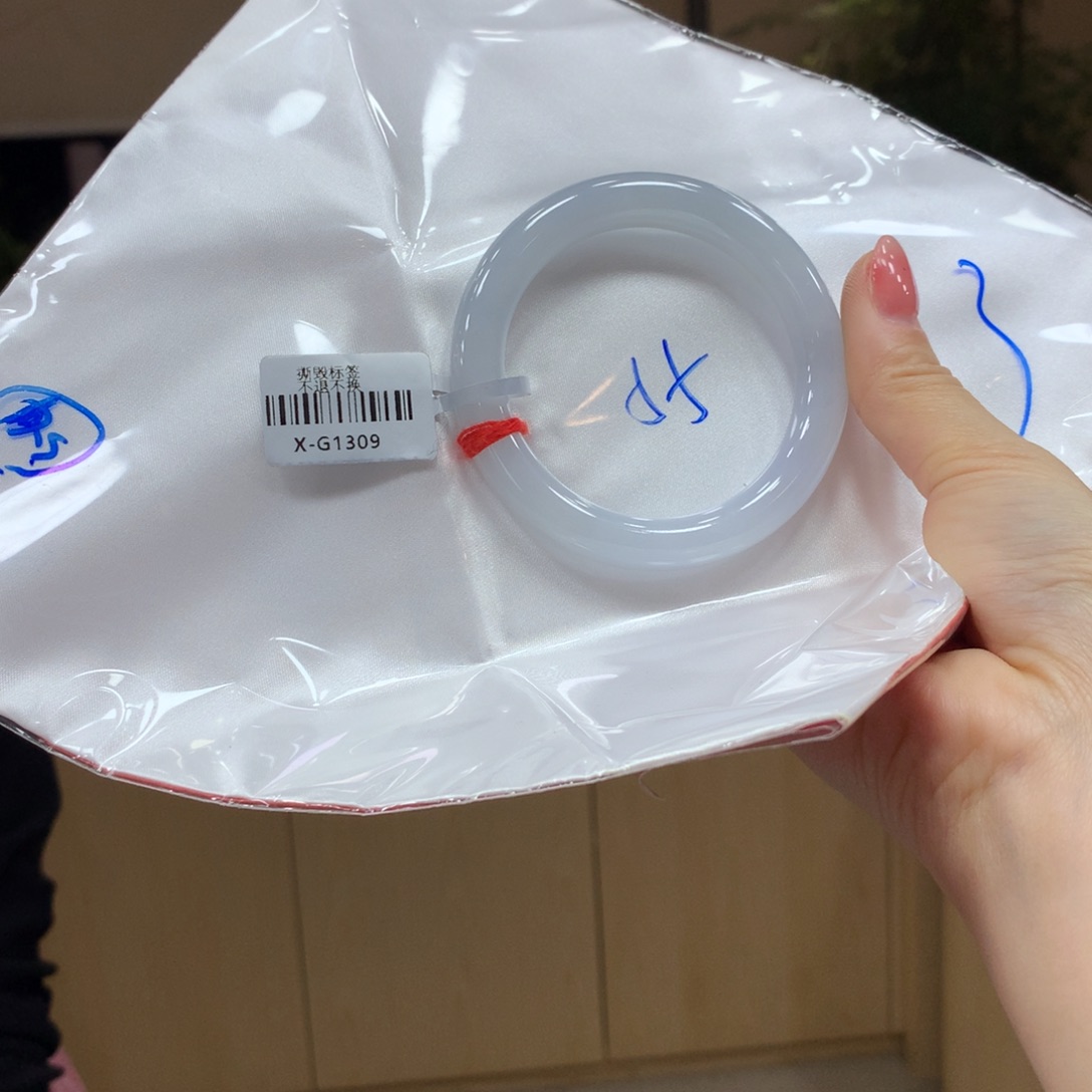 翡翠手镯未镶嵌不退不换