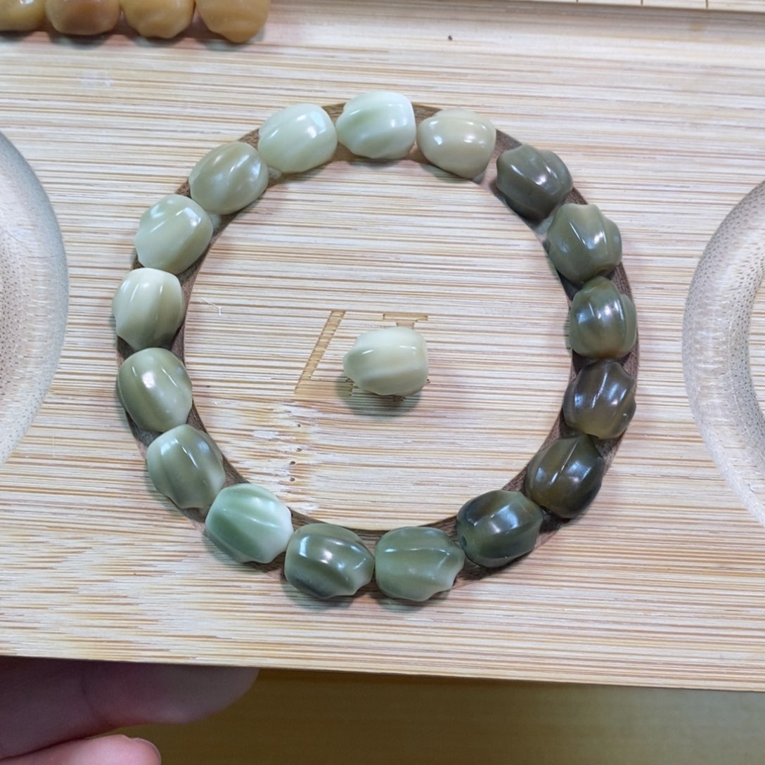 w***俏吊坠龙脊菩提龙脊菩提玉绿色单圈