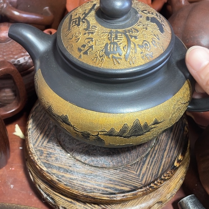 紫砂茶壶原矿泥料手工制作的一把紫砂壶。