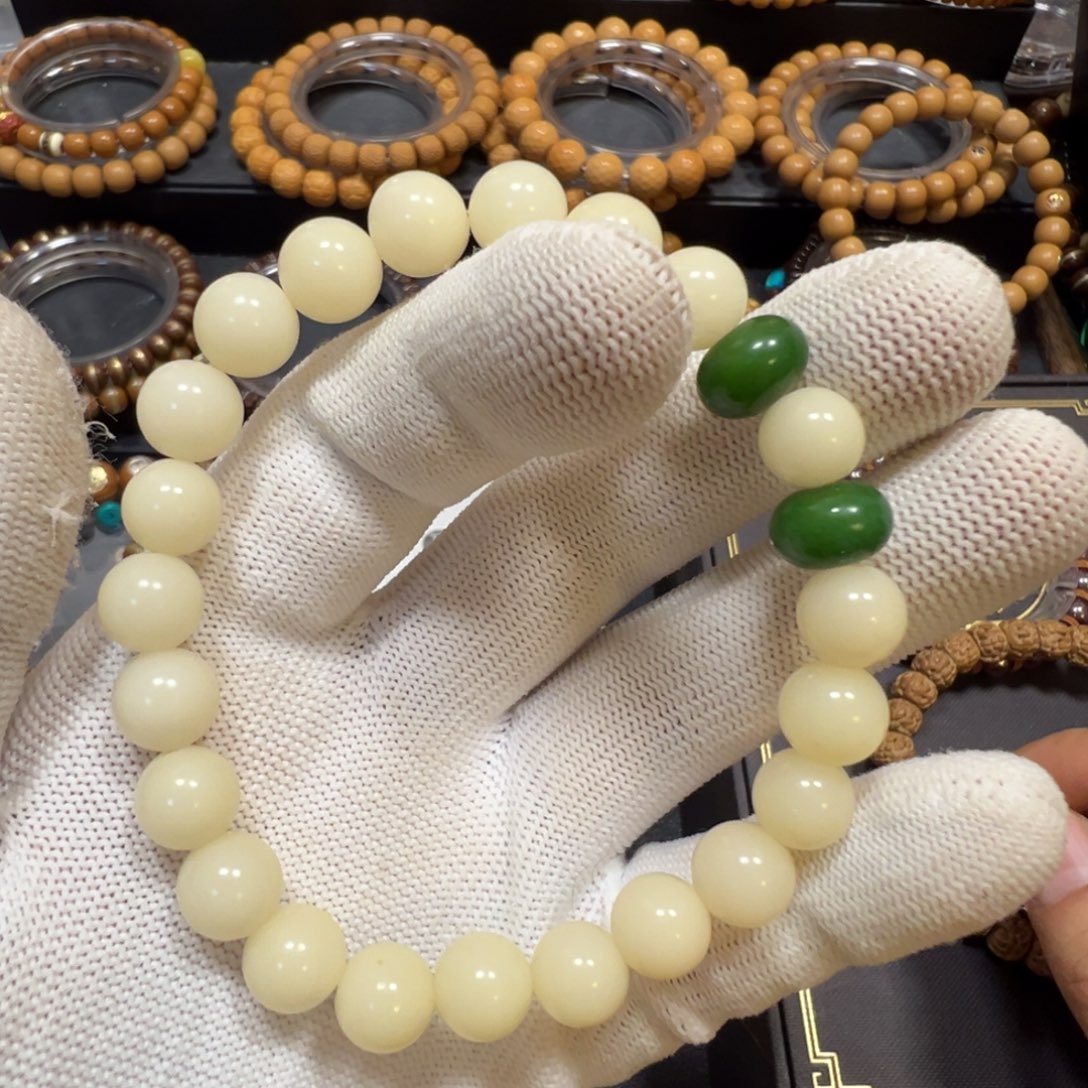 ****、白玉菩提吊坠小礼品一个