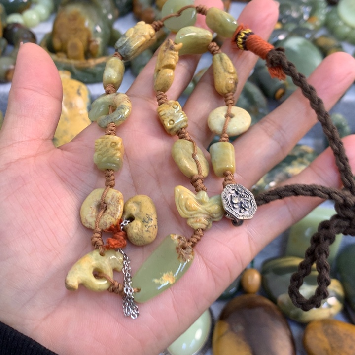 沧***笑岫岩老玉（透闪石质玉）未镶嵌把件