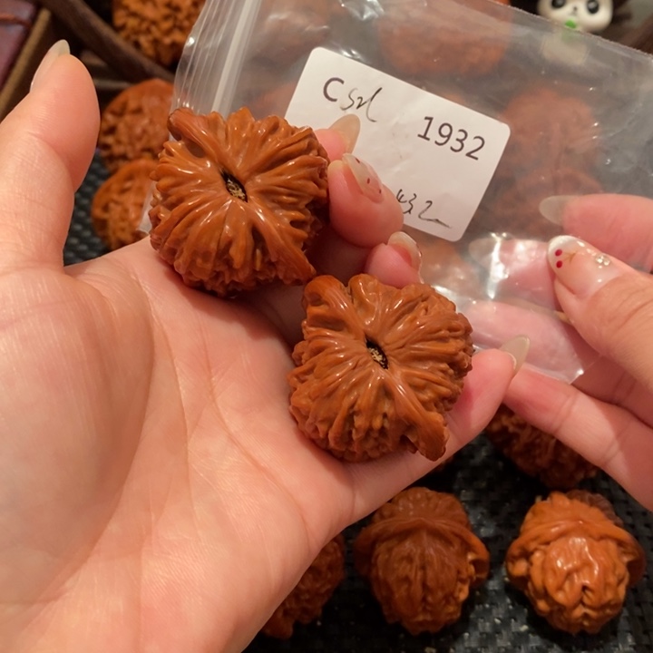 为***秀文玩核桃吊坠精品