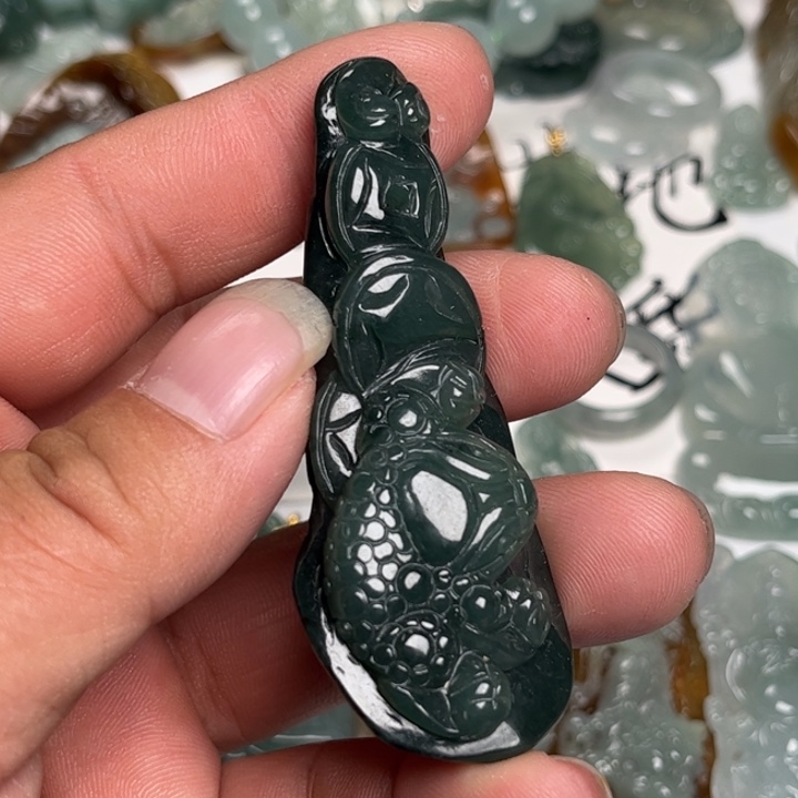 翡翠未镶嵌颈饰金蟾