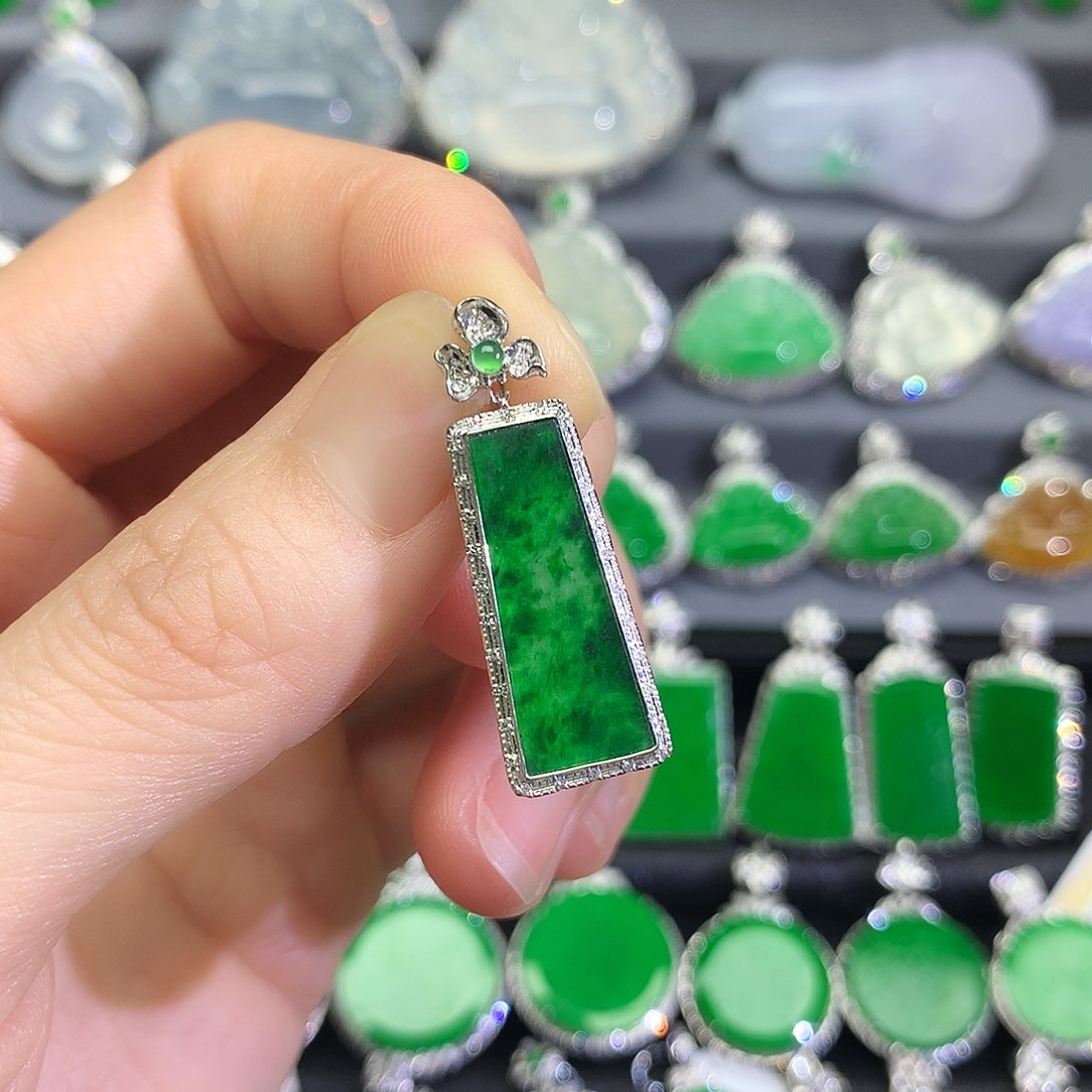 翡翠18K金镶嵌颈饰吊坠