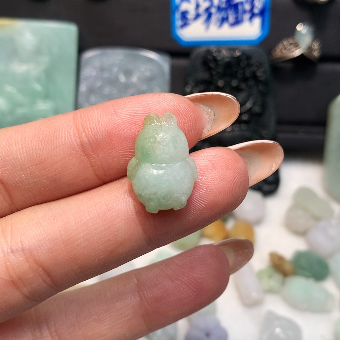 夜***铃翡翠未镶嵌颈饰毛货抱抱兔
