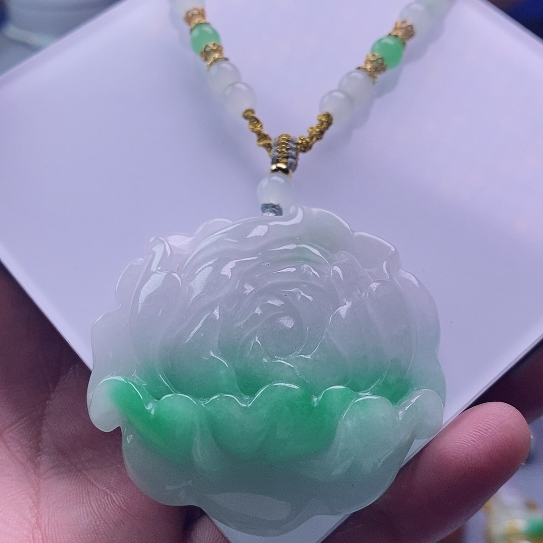翡翠未镶嵌吊坠(赠链)