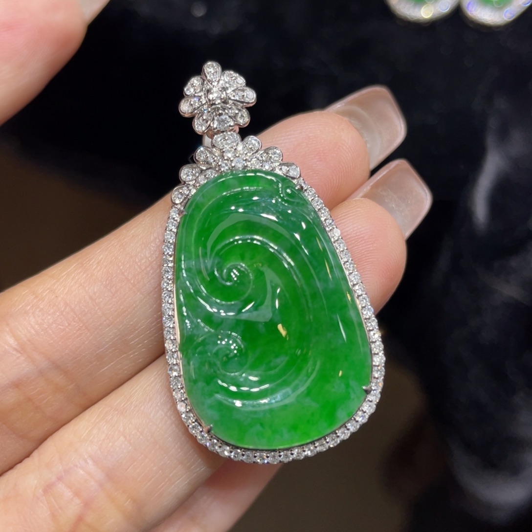 翡翠颈饰18K金镶嵌天然缅甸翡翠