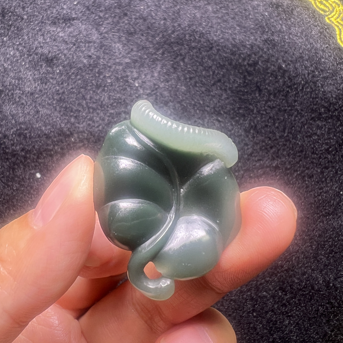 和田玉俏色巧雕重（虫）建大业吊坠