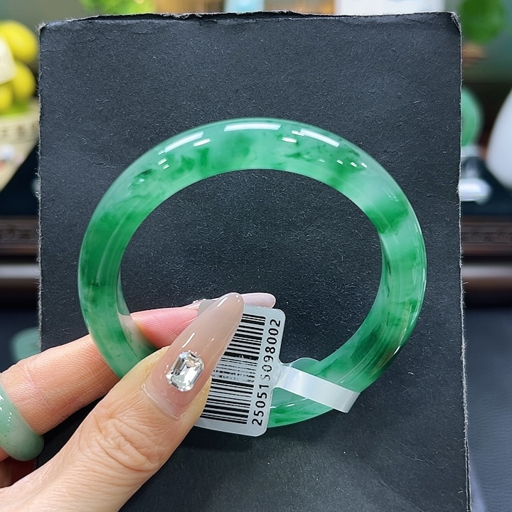 用****石英质玉（非洲翠）未镶嵌手镯