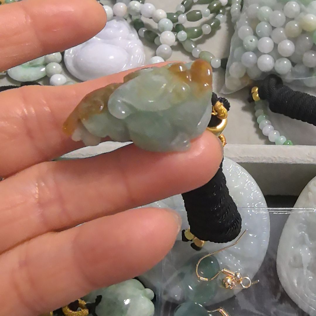 翡翠颈饰未镶嵌吊坠