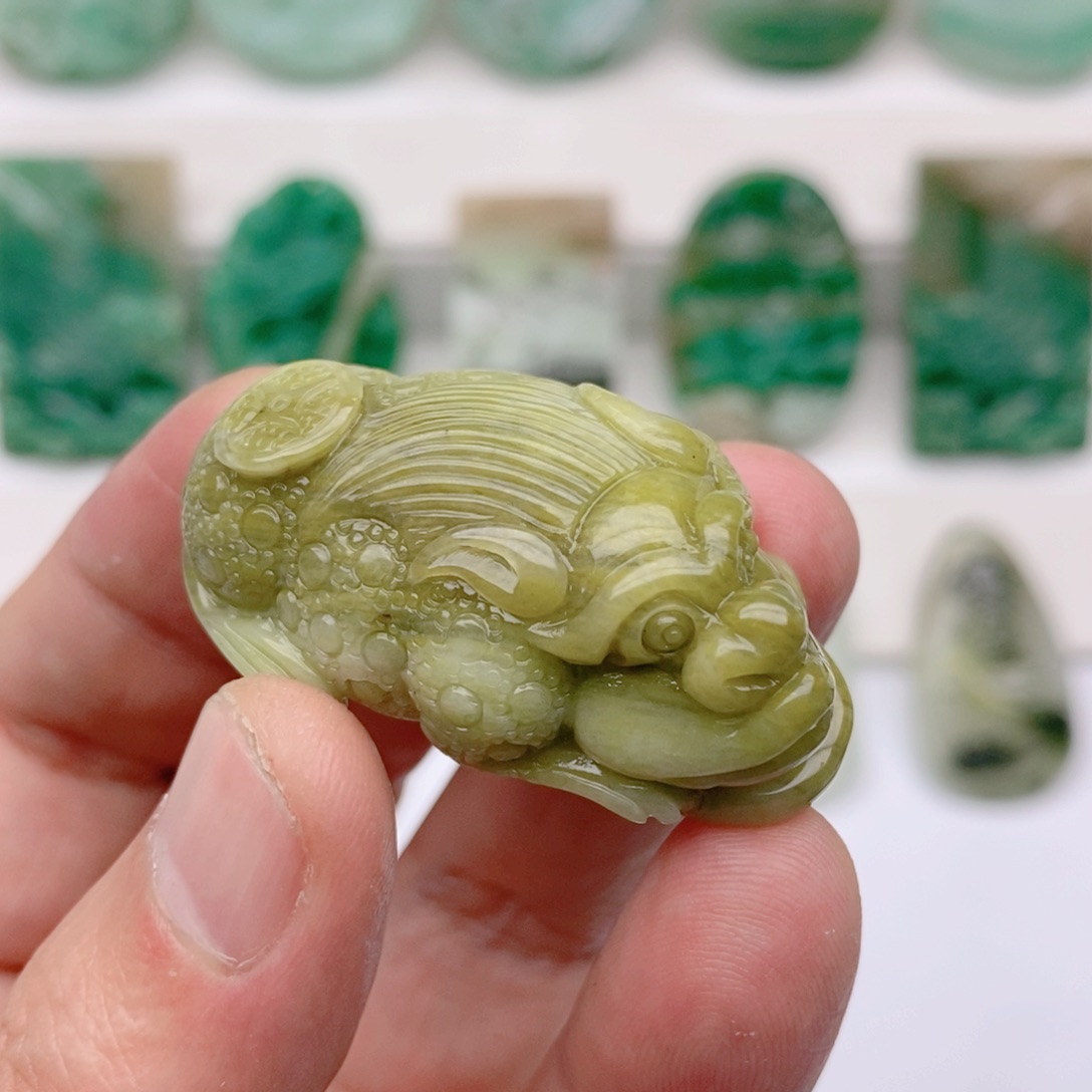 独山玉颈饰未镶嵌中*虹