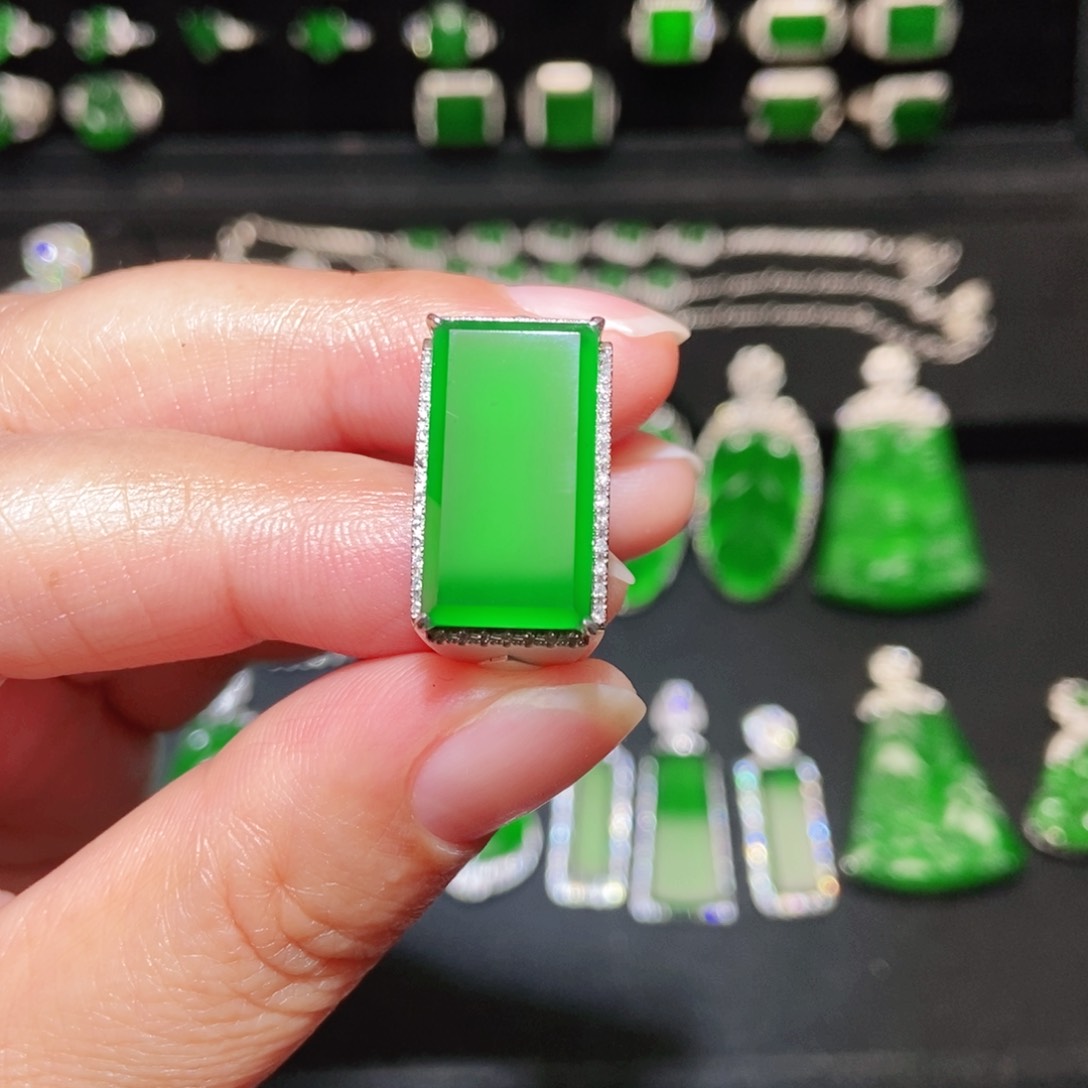 翡翠18K金镶嵌戒指城****服天然翡翠A货马鞍戒指