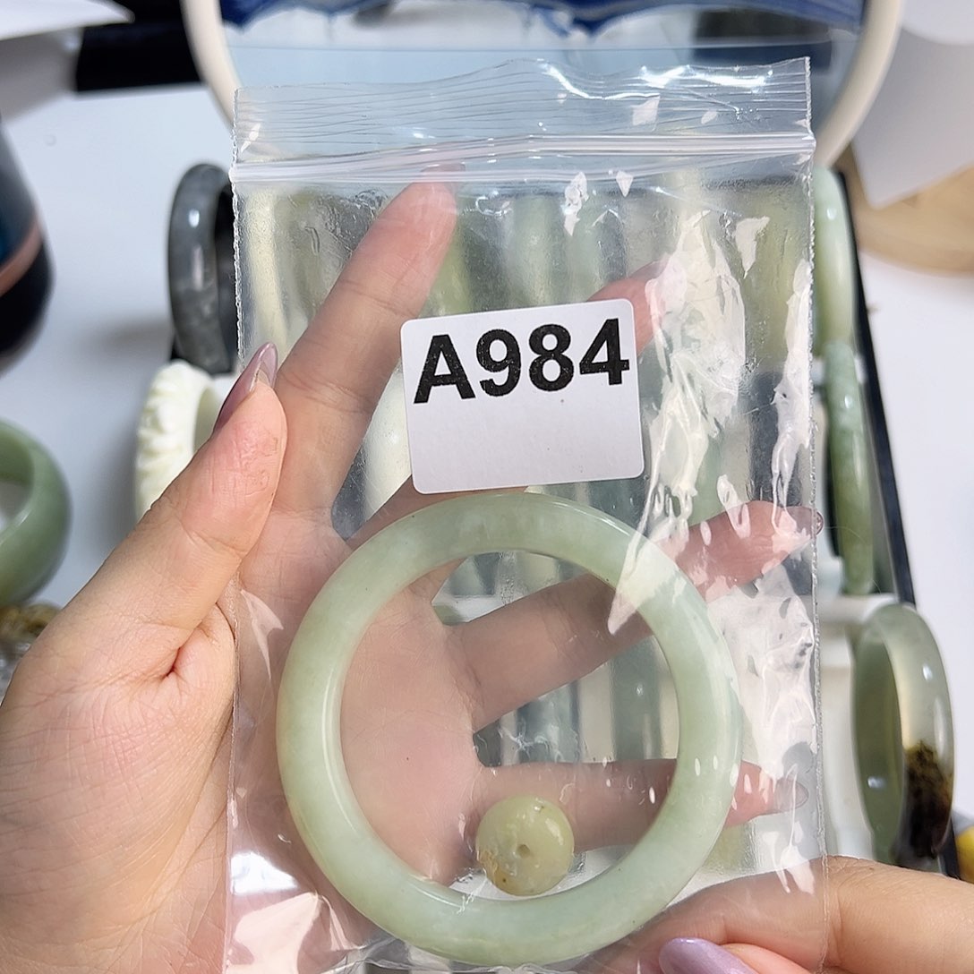 蛇纹石玉手镯未镶嵌吃***糊