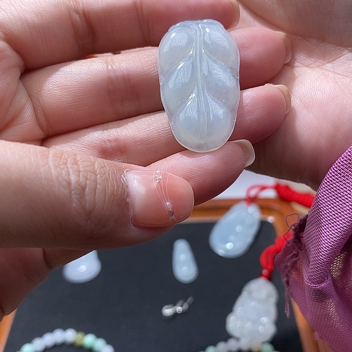 翡翠未镶嵌颈饰叶子