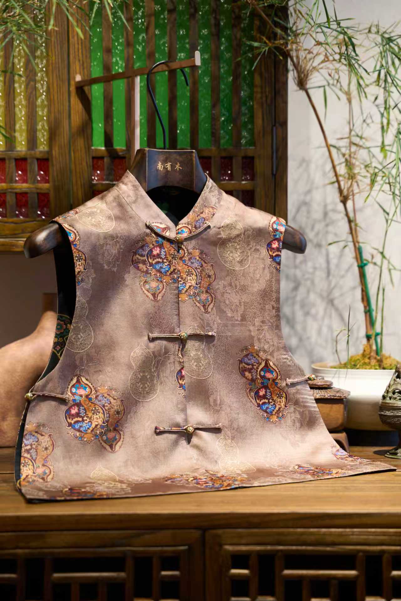 《多宝葫芦》洋气宽松显瘦优雅轻奢气质提花百搭开衫马甲V25C391