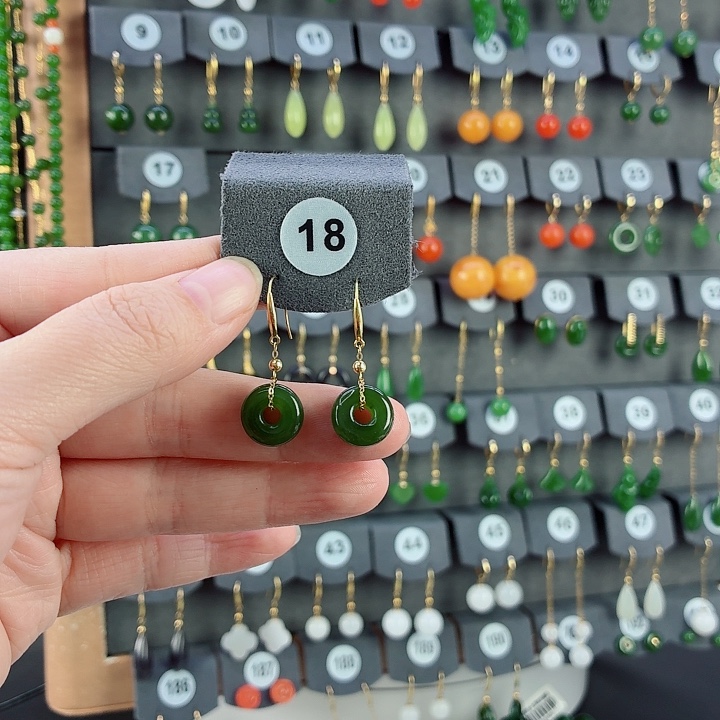 和田玉18K金镶嵌耳饰