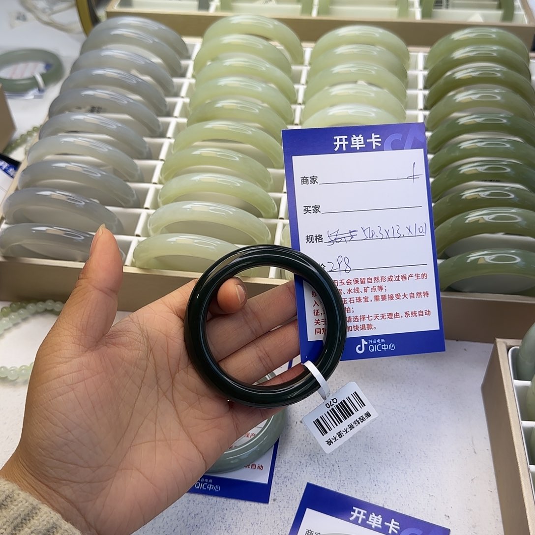 和田玉未镶嵌手镯