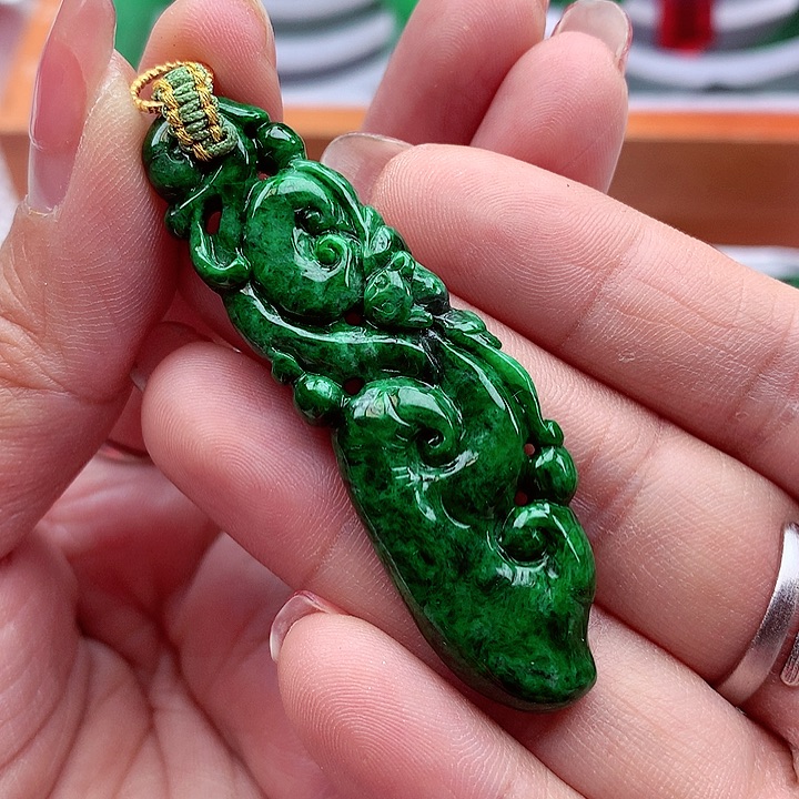 翡翠颈饰未镶嵌翡翠