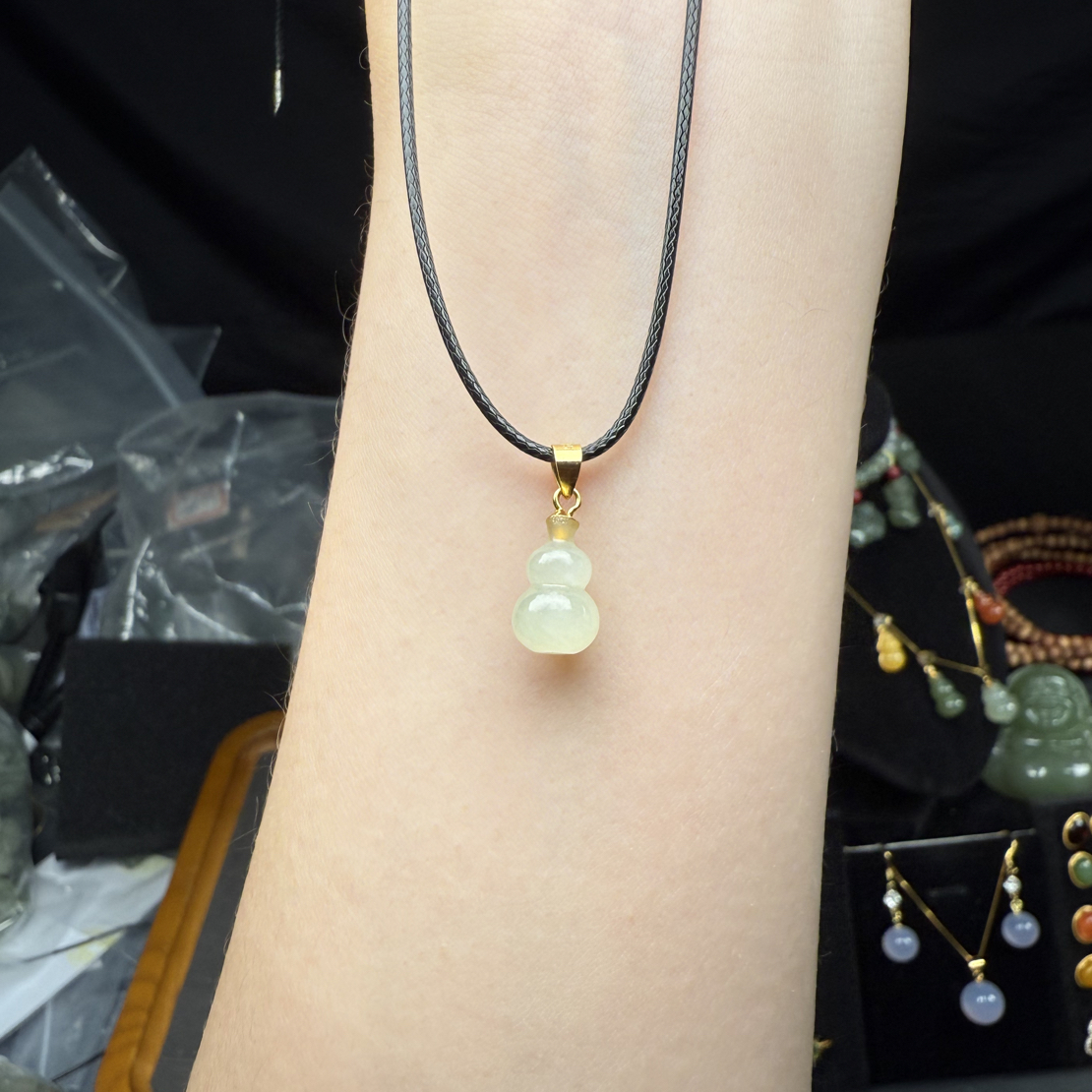 S925银镶天然和田玉精雕小葫芦吊坠(15mm*7mm)百搭挂坠气质轻奢