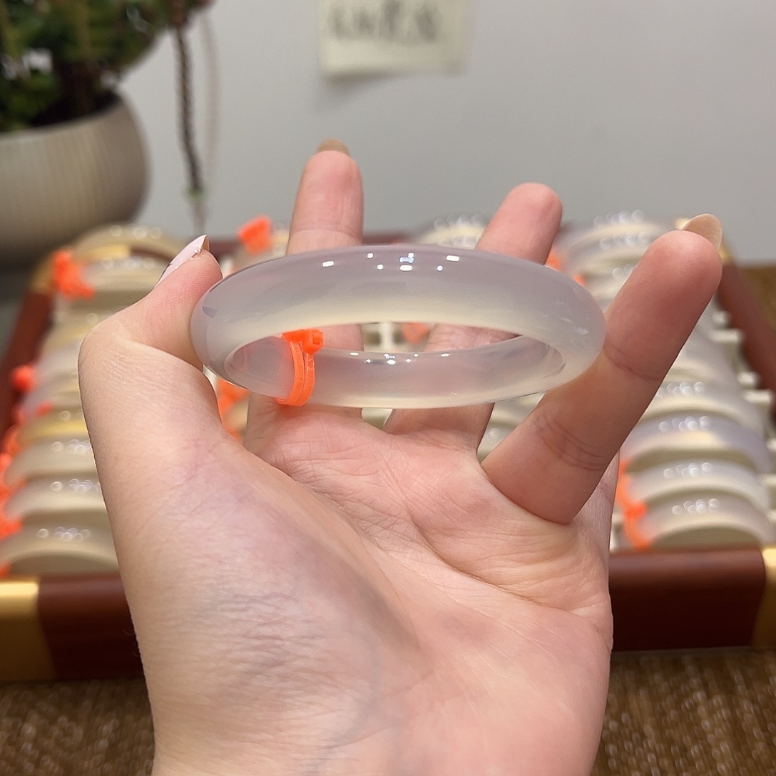 椿***予玛瑙/玉髓未镶嵌手镯