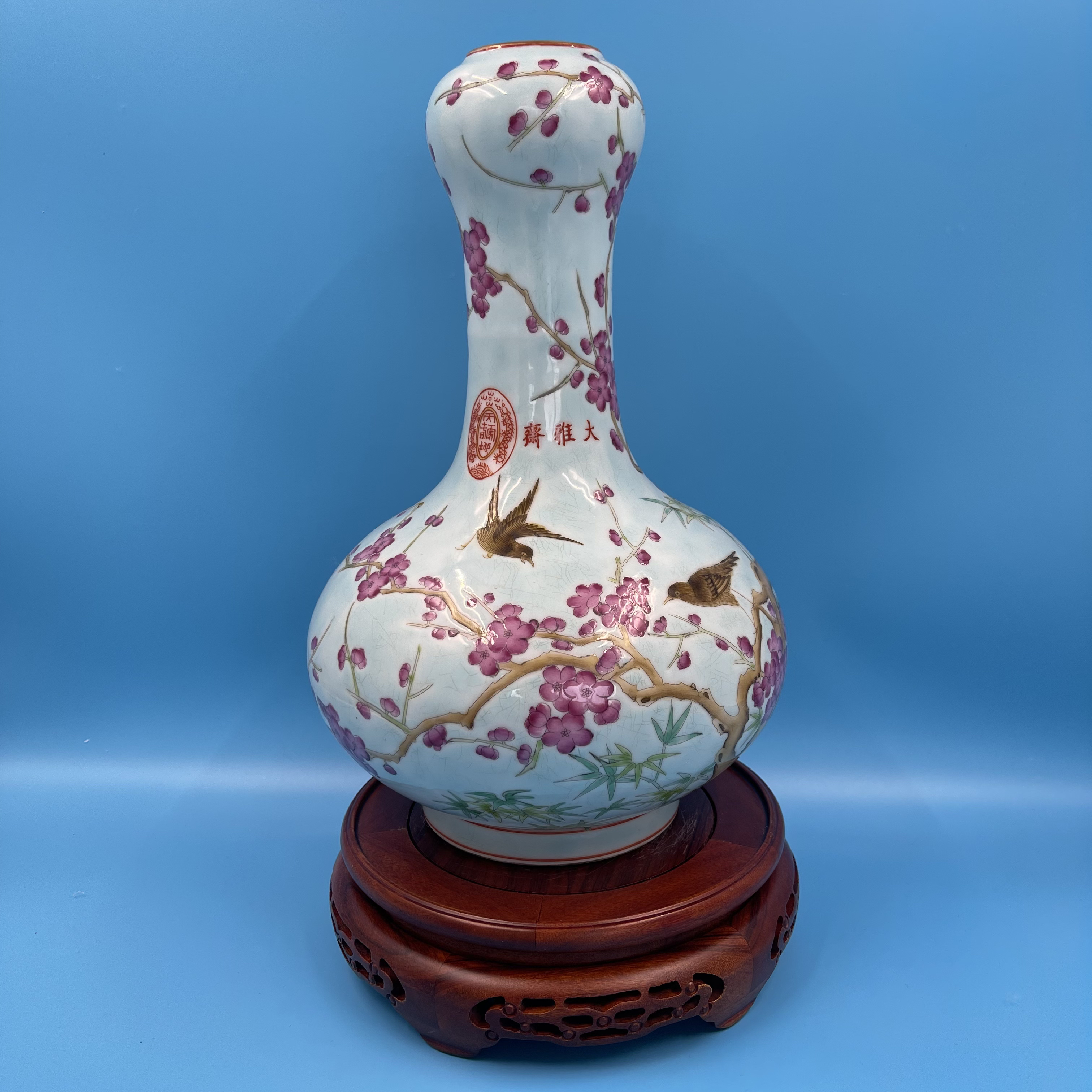 珐琅彩喜上眉梢纹蒜头瓶