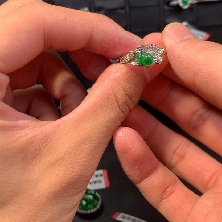 未镶嵌戒指翡翠戒指