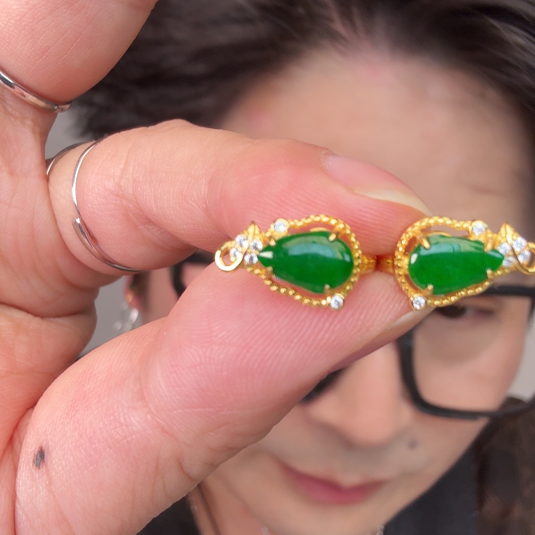 翡翠未镶嵌颈饰一对