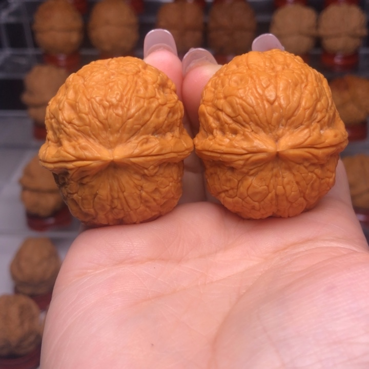 文玩核桃吊坠18金丝绣球