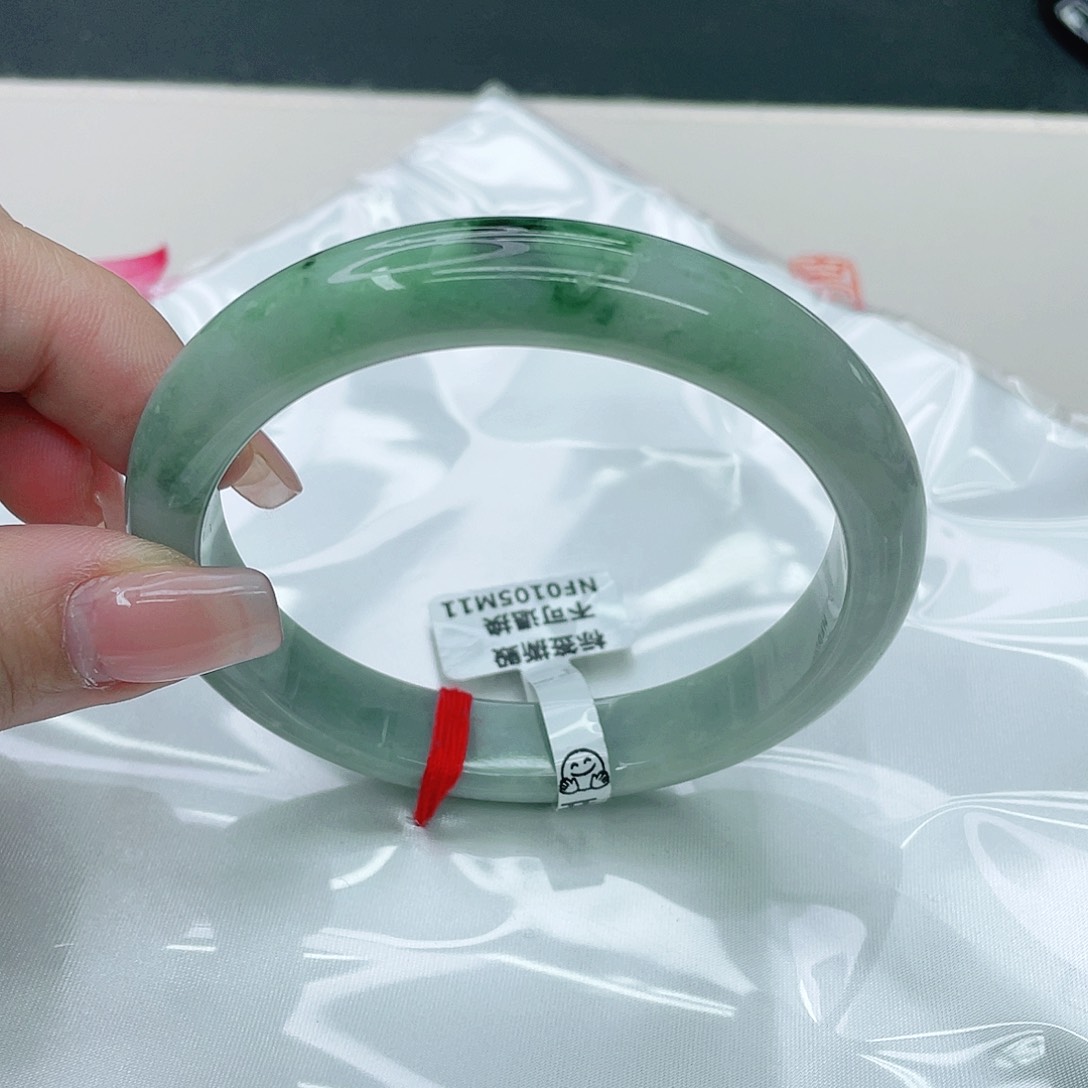 翡翠手镯未镶嵌正63