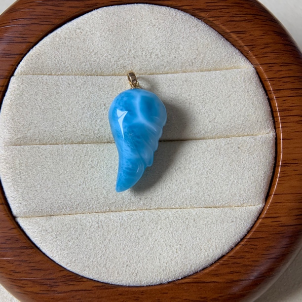 海纹石天使之翼18k金镶嵌全玉化火山蓝吊坠羽毛款时尚百搭饰品