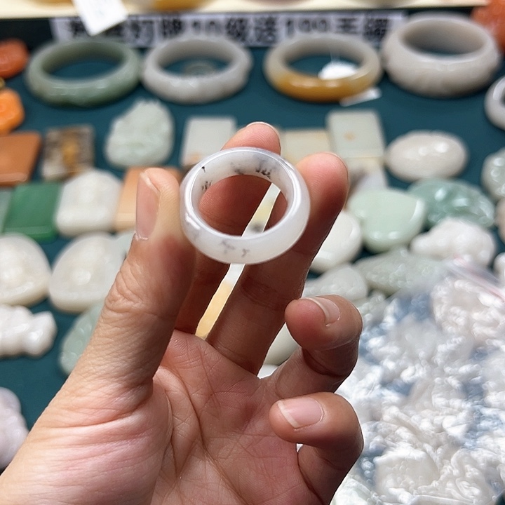 石英质玉颈饰未镶嵌回**茫