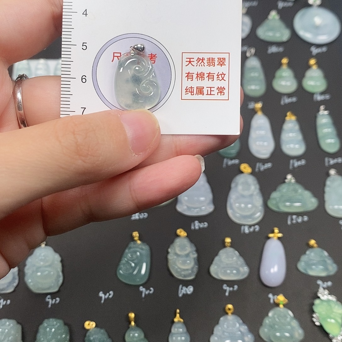 用***1翡翠18K金镶嵌颈饰