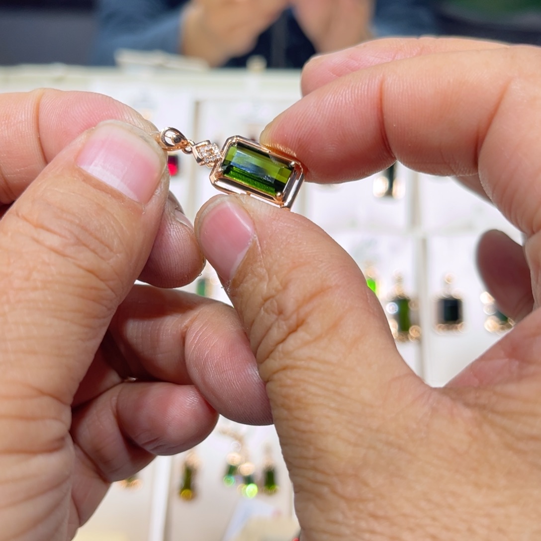 碧玺颈饰18K金镶嵌林**卉