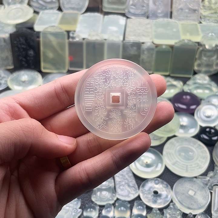 岫玉未镶嵌颈饰山鬼