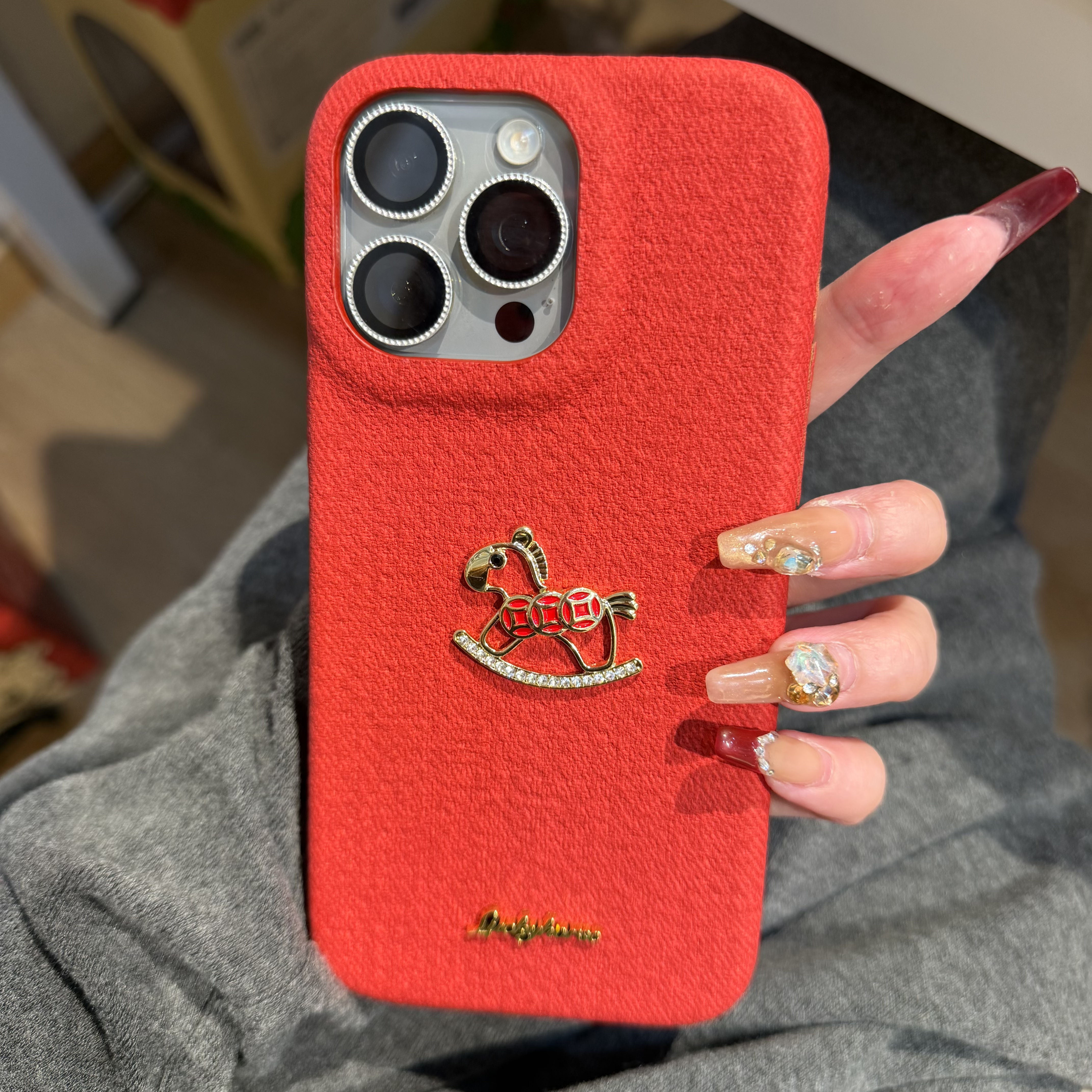 新款简约皮纹全包立体金属小马适用于iPhone15/16/17防摔手机壳