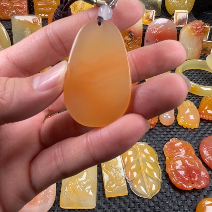 石英质玉（黄龙玉）未镶嵌颈饰