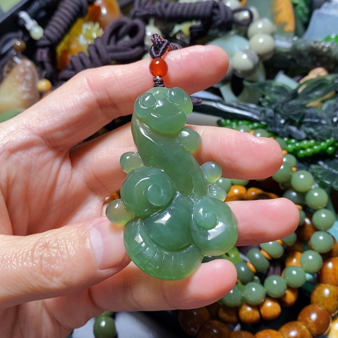 蛇纹石玉未镶嵌颈饰