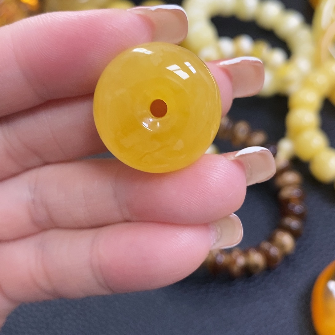 琥珀未镶嵌颈饰平安扣