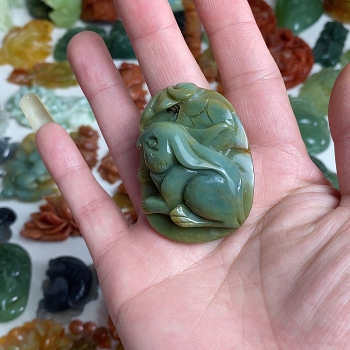 蛇纹石玉未镶嵌颈饰
