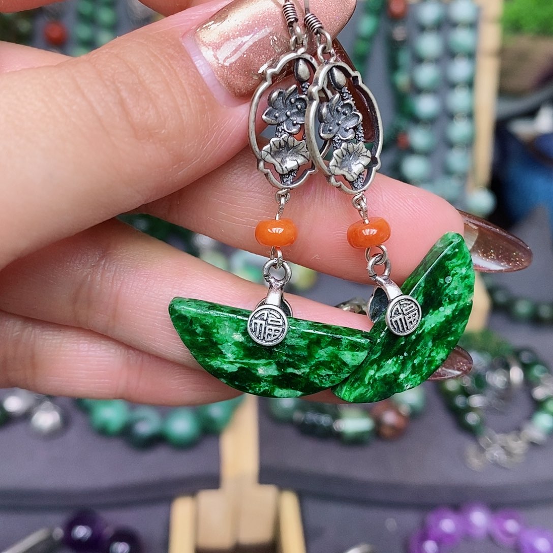 翡翠耳饰未镶嵌漂亮美眉