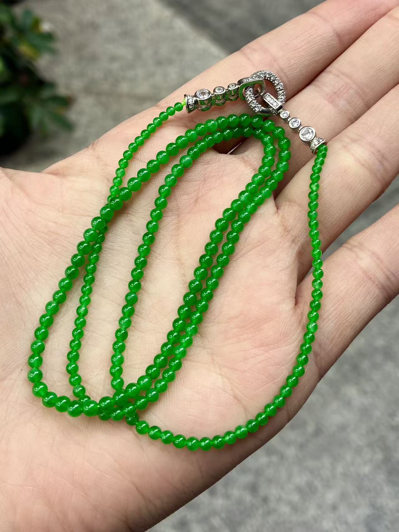 天然a货缅甸翡翠自然光尺寸196粒，最大3.1最小2冰阳绿小米珠项链