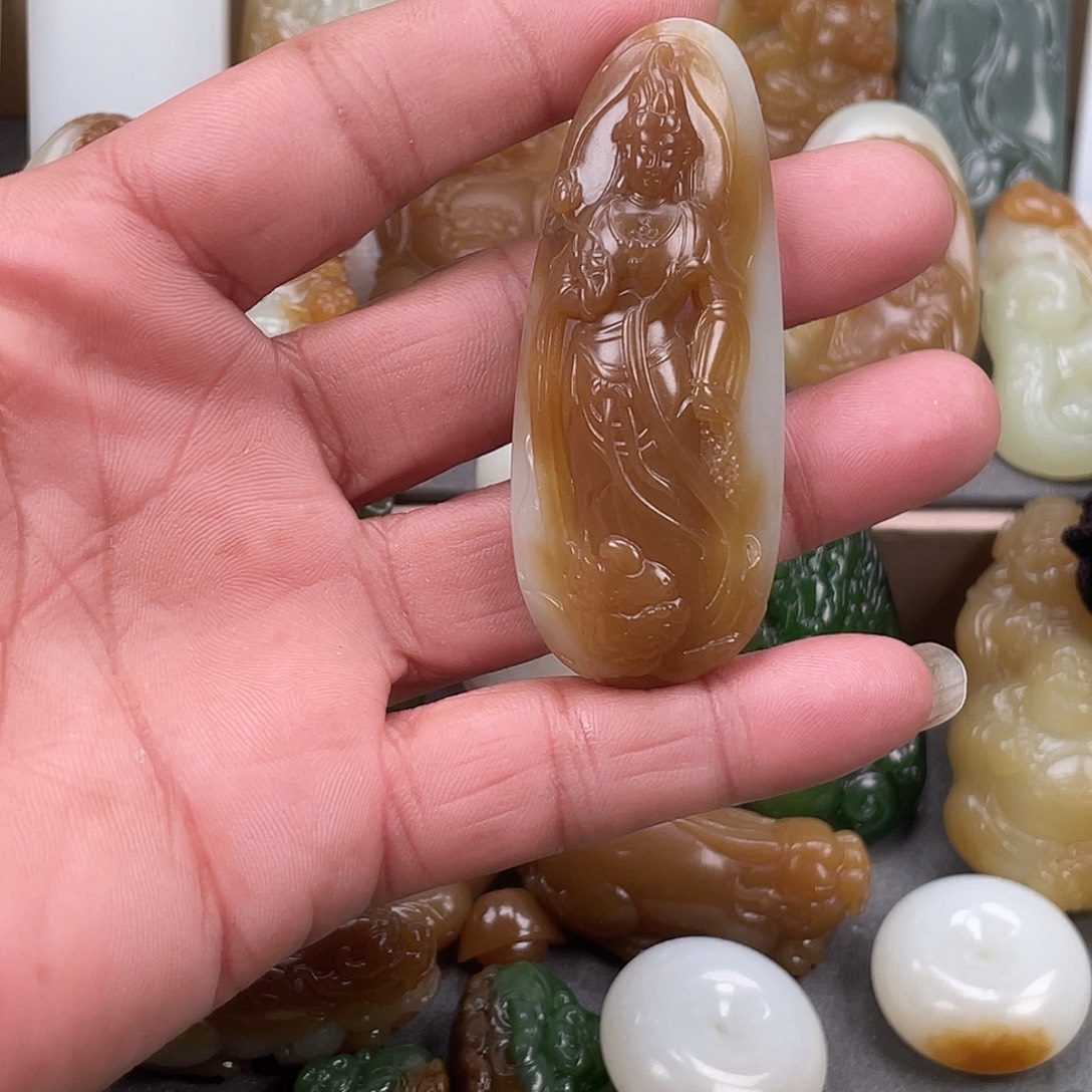 逸***生和田玉未镶嵌颈饰