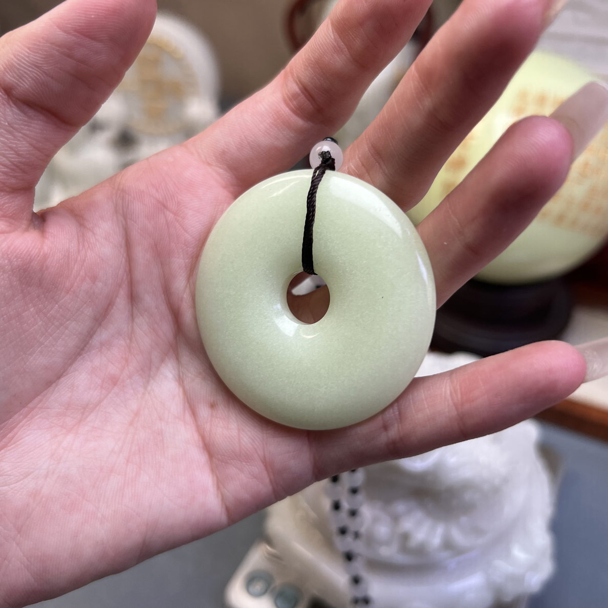 只买单纯的吊坠，没带链子，属的性质。吊坠 夜光平安扣（赠礼盒）