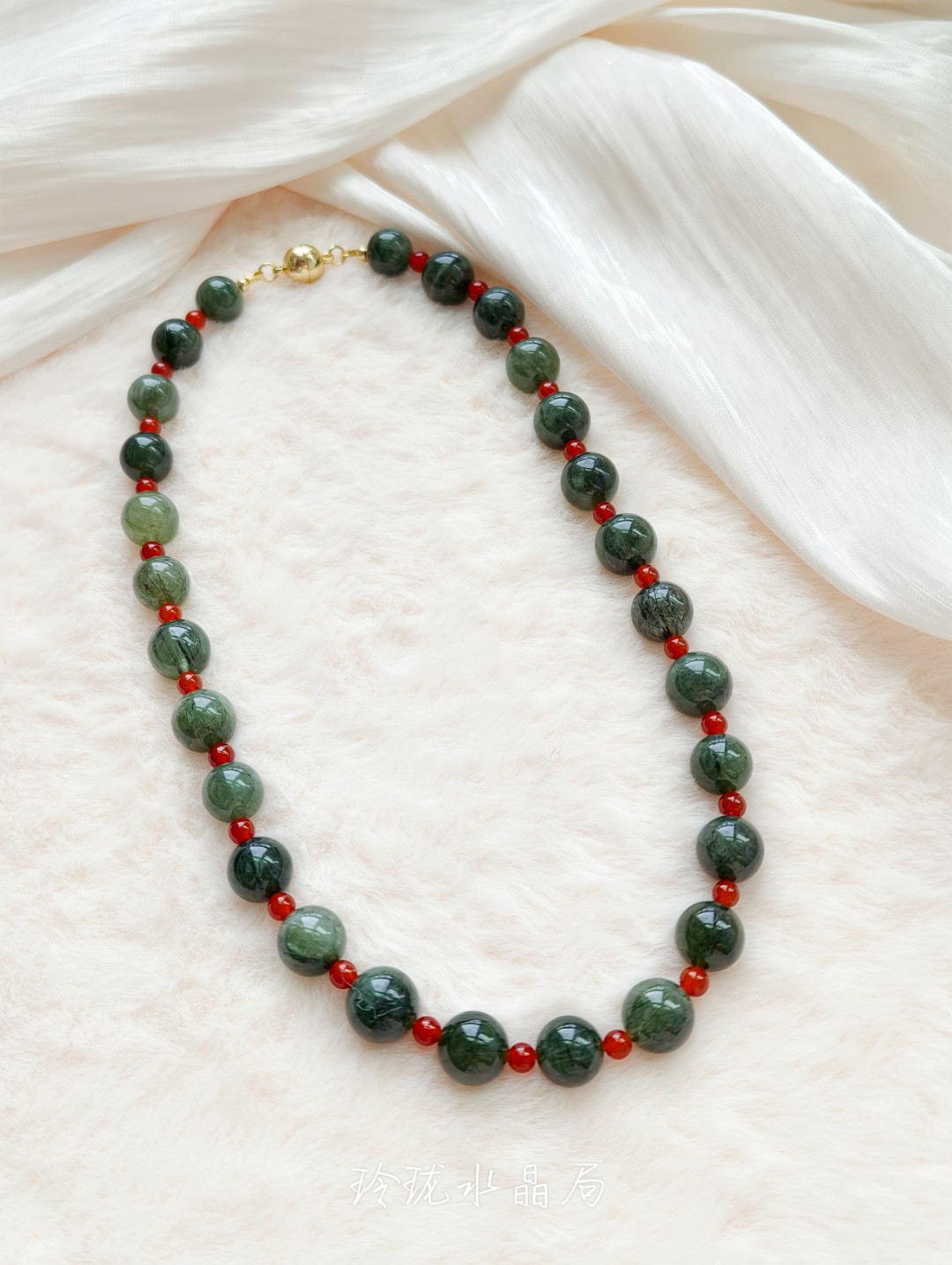 【零陵香豆】天然水晶圣诞色绿发晶短项链（多样性发其一）