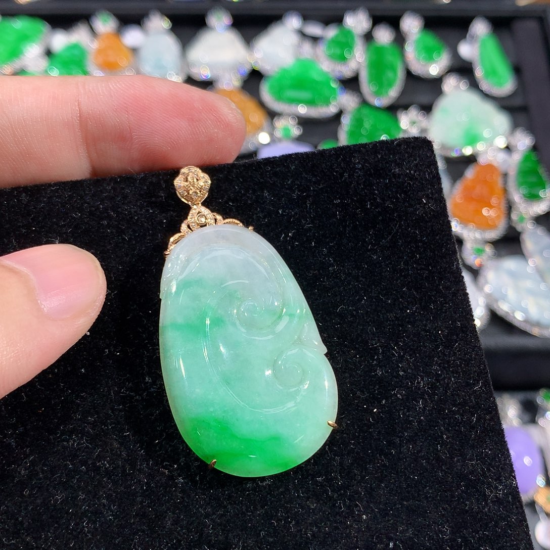 翡翠18K金镶嵌颈饰