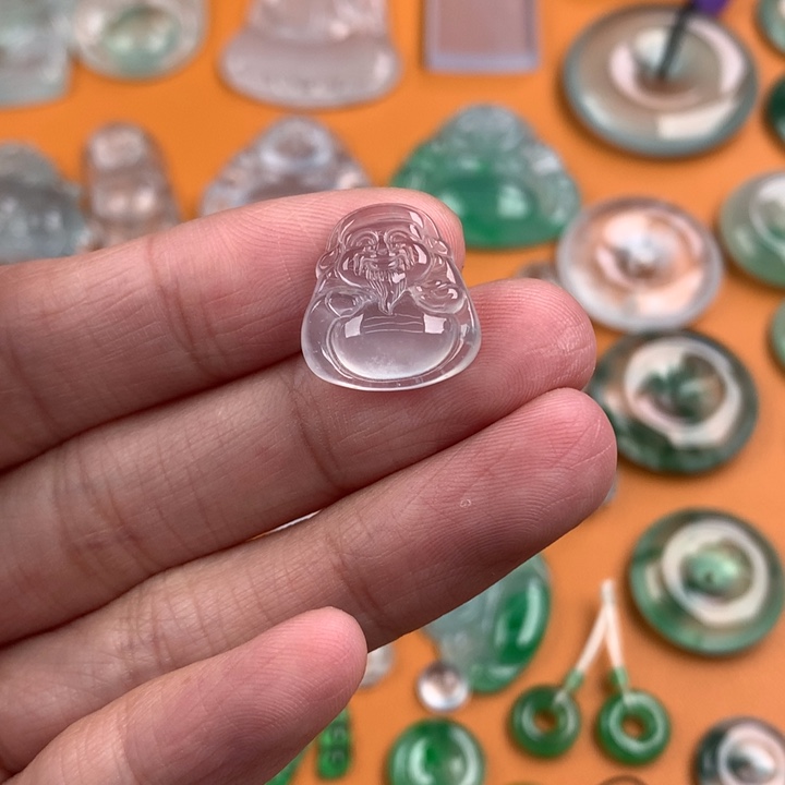 翡翠挂件未镶嵌…..