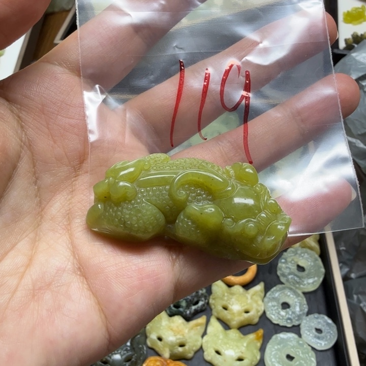 透闪石-蛇纹石玉吊坠未镶嵌