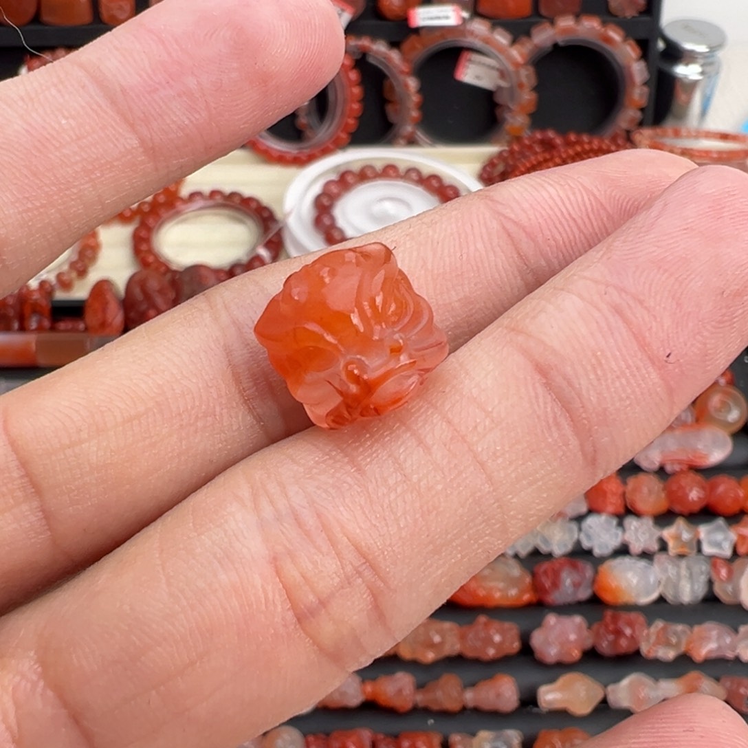 南红玛瑙未镶嵌颈饰醒狮头