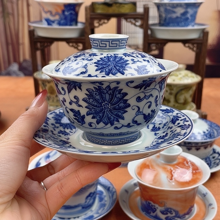 陶摆件青花缠枝莲元宝盖碗