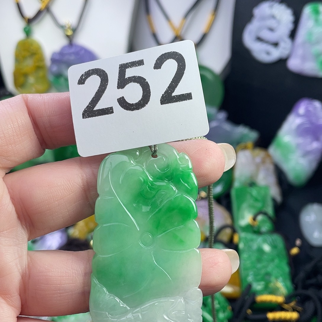 翡翠未镶嵌吊坠(赠链)